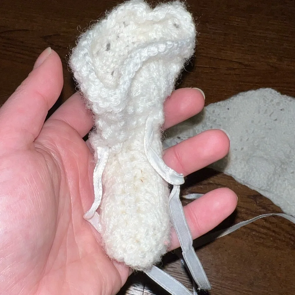 Vintage White Crochet Knit Baby Bonnet and Booties Set - Picture 6 of 9